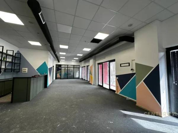 Tirane, jepet me qera zyre Kati 2, 190 m² 2.300 € (Farmacia 10, kompleksi Arlis)