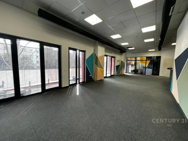 Tirane, jepet me qera zyre Kati 2, 190 m² 2.300 € (Farmacia 10, kompleksi Arlis)