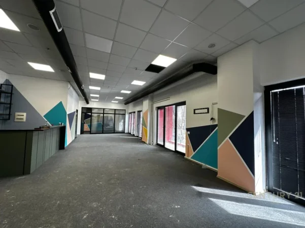 Tirane, jepet me qera zyre Kati 2, 190 m² 2.300 € (Farmacia 10, kompleksi Arlis)