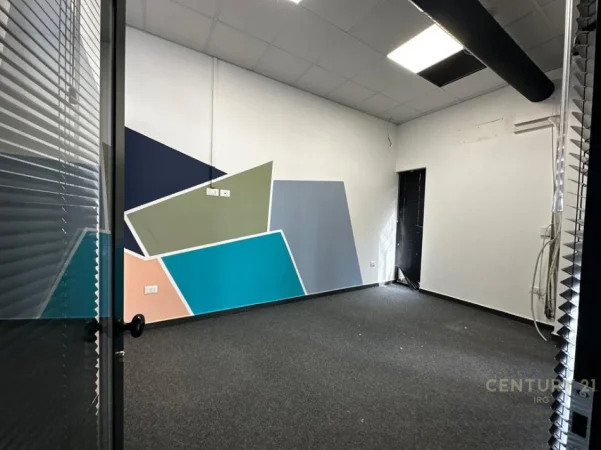 Tirane, jepet me qera zyre Kati 2, 190 m² 2.300 € (Farmacia 10, kompleksi Arlis)