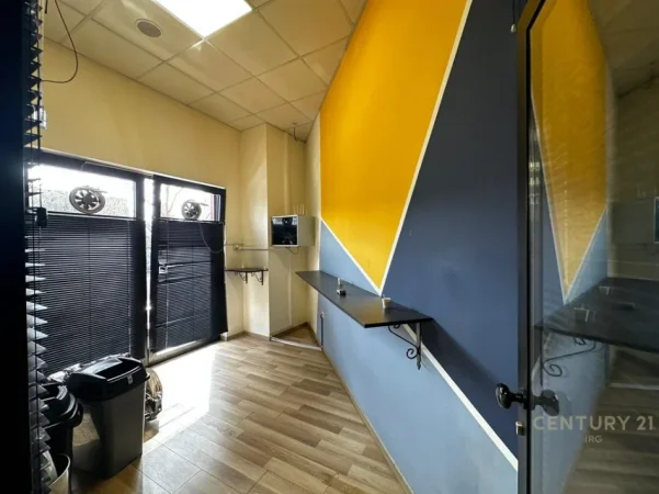 Tirane, jepet me qera zyre Kati 2, 190 m² 2.300 € (Farmacia 10, kompleksi Arlis)