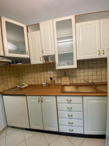 Tirane, jepet me qera apartament 1+1 Kati 3, 65 m² 50.000 Lekë te Reja, tek 21 DHJETORI, Tiranë