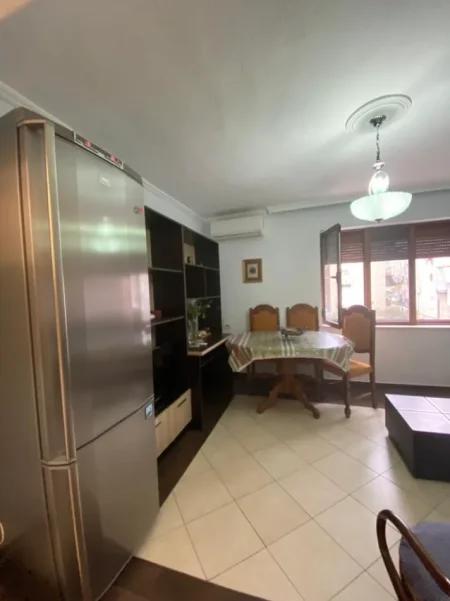 Tirane, jepet me qera apartament 1+1 Kati 3, 65 m² 50.000 Lekë te Reja, tek 21 DHJETORI, Tiranë