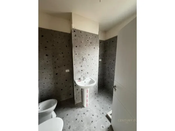 Tirane, shes apartament 2+1+Aneks+Ballkon Kati 1, 116 m² 198.000 € 