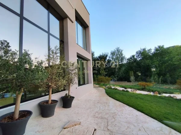 Tirane, shes Vile 2 Katshe Kati 3, 2.500 m² 2.200.000 € (Petrele)