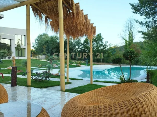 Tirane, shes Vile 2 Katshe Kati 3, 2.500 m² 2.200.000 € (Petrele)