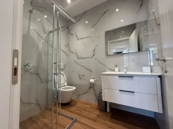 Tirane, jepet me qera apartament 2+1 Kati 7, 100 m² 1.000 € (RRUGA MINE PEZA)