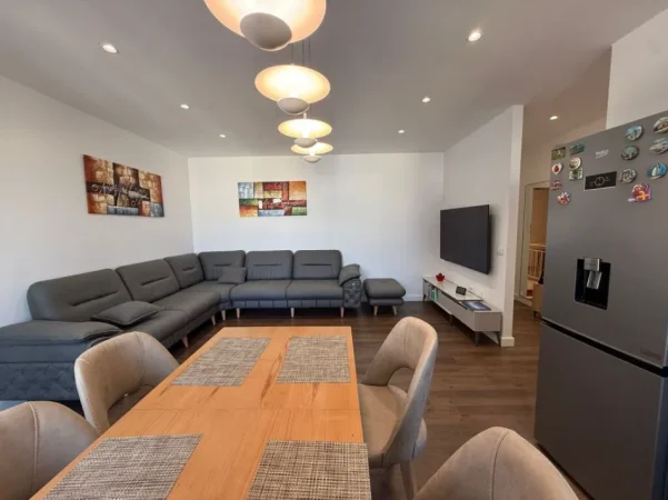 Tirane, jepet me qera apartament 2+1 Kati 7, 100 m² 1.000 € (RRUGA MINE PEZA)