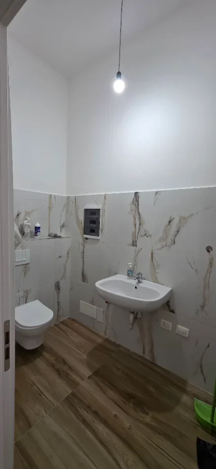 Tirane, jepet me qera zyre Kati 1, 149 m² 22 € (Mine Peza Kafe Flora)