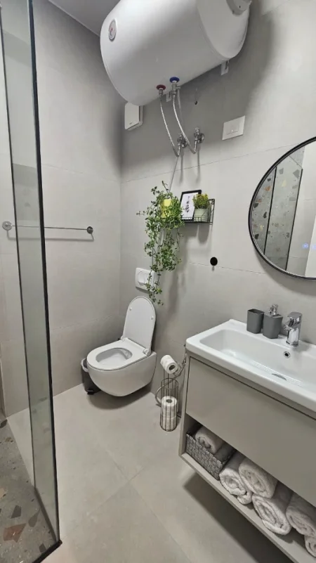 Tirane, jepet me qera apartament 2+1+Ballkon Kati 6, 750 € (Afer Fushes se Ali Demit)