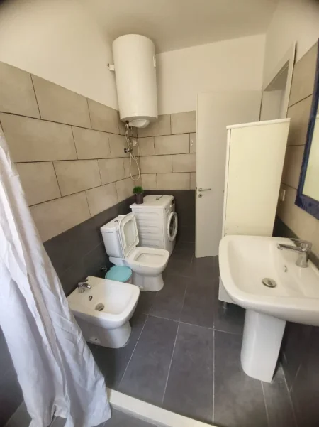 Tirane, jepet me qera apartament 2+1 Kati 1, 70 m² 300€ (Aleksander konda)