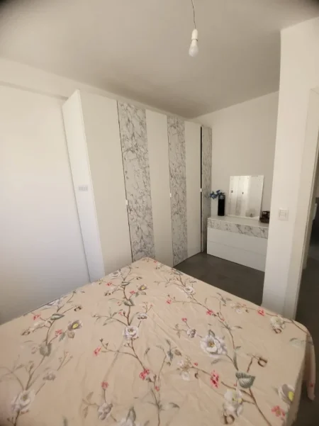 Tirane, jepet me qera apartament 2+1 Kati 1, 70 m² 300€ (Aleksander konda)