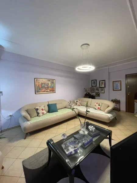 jepet me qera 2+1 Kati 4, 116 m² 700 € (Rruga Kavajes)