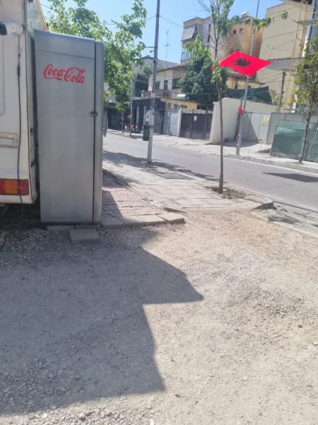 Jepet me qera garazh Rruga Liqeni i Thatë