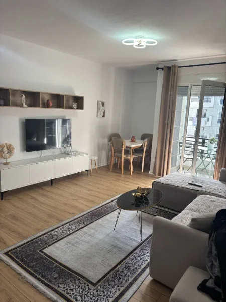 Tirane, jepet me qera 2+1+Ballkon Kati 5, 100 m² 700 € (KOMPLEKSI STAR)