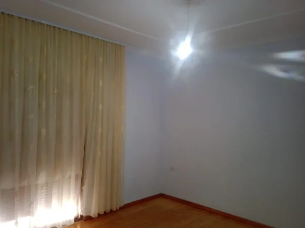 Tirane, jepet me qera shtepi 3+1+Aneks+Ballkon Kati 3, 120 m² 420 € (Rruga Shefqet Ndroqi, Sanatorium)