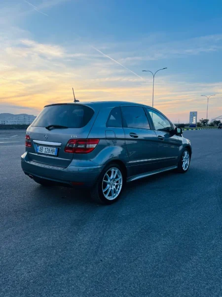 Durres, shes makine Mercedes Benz B Class Nafte, gri automatik Kondicioner 218 km 4.300 €
