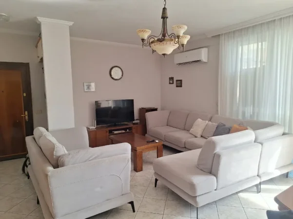 Tirane, jepet me qera apartament 3+1+Ballkon Kati 5, 110 m² 700 € (Rruga Siri Kodra)