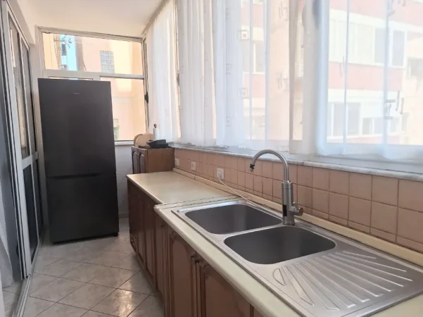 Tirane, jepet me qera apartament 3+1+Ballkon Kati 5, 110 m² 700 € (Rruga Siri Kodra)