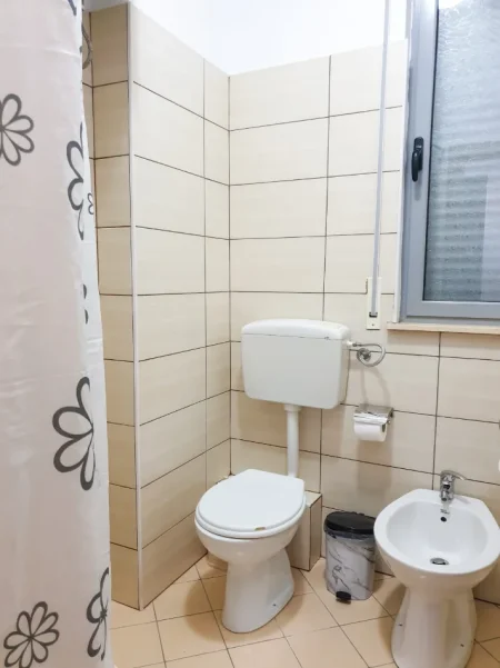 Shkoder, jepet me qera 1+1+Ballkon Kati 4, (Rruga Marin Biçikemi, afer Kishes se Madhe)