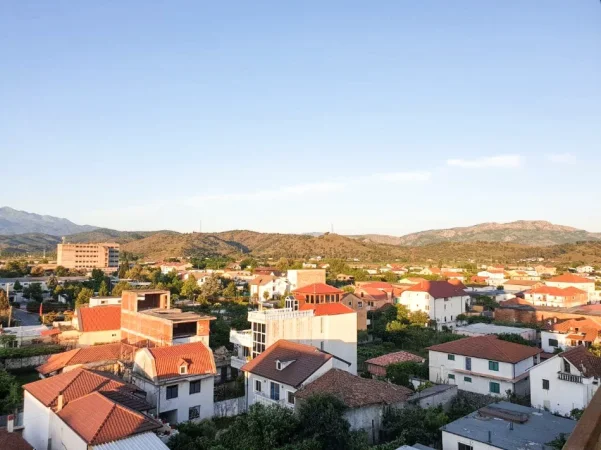 Shkoder, jepet me qera 1+1+Ballkon Kati 4, (Rruga Marin Biçikemi, afer Kishes se Madhe)