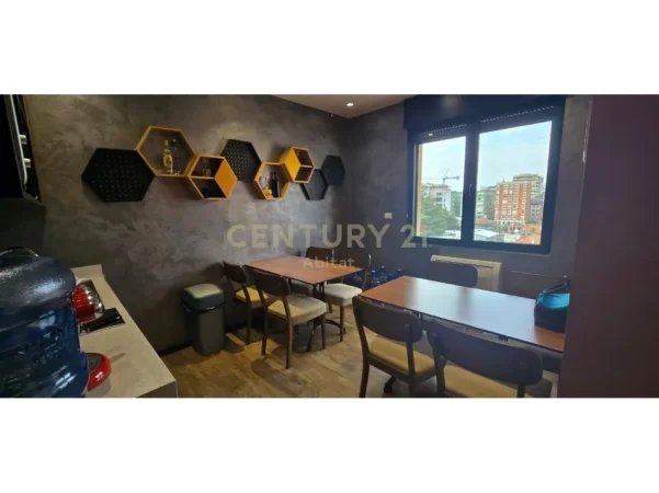 Tirane, shes zyre Kati 6, 220 m² 800.000 € (Bllok)