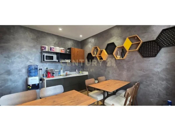 Tirane, shes zyre Kati 6, 220 m² 800.000 € (Bllok)