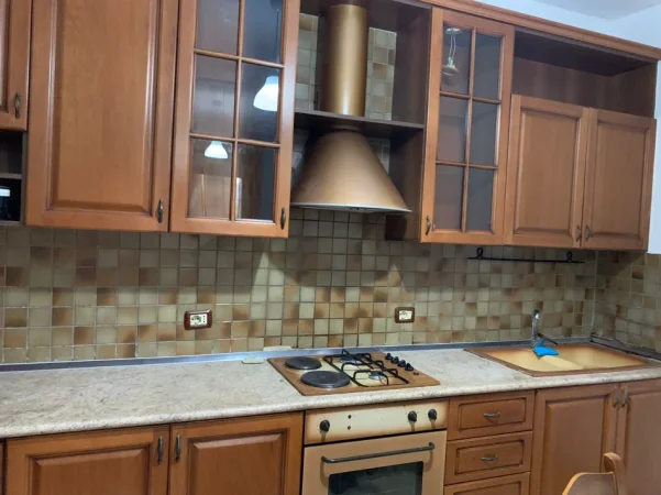 Tirane, jepet me qera apartament 1+1+Ballkon Kati 2, 58 m² 400 € (Rruga 5 Maji)