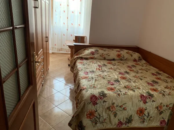 Tirane, jepet me qera apartament 1+1+Ballkon Kati 2, 58 m² 400 € (Rruga 5 Maji)