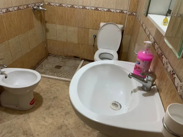 Tirane, jepet me qera apartament 1+1+Ballkon Kati 2, 58 m² 400 € (Rruga 5 Maji)