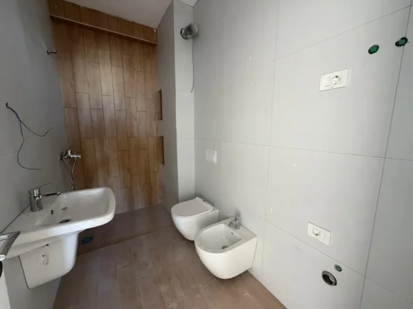 Tirane, jepet me qera apartament 3+1 Kati 11, 150 m² 1.800 € (Rruga Mine Peza.)