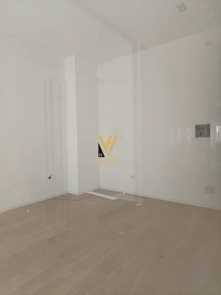 Tirane, jepet me qera zyre Kati 1, 40 m² 800 € (MINE PEZA)
