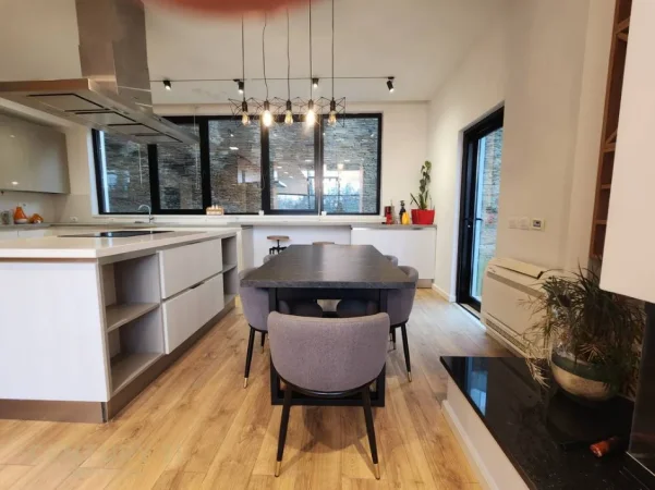 Tirane, jepet me qera Vile 4+1 Kati 3, 620 m² 3.000 € (TEG)