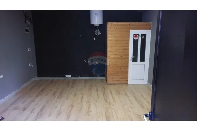 Tirane, jepet me qera dyqan Kati 0, 18 m² 350 € (Mangalem)