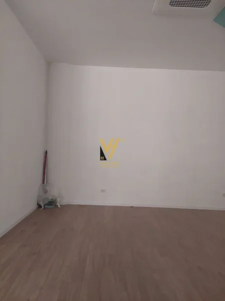 Tirane, jepet me qera zyre Kati 1, 32 m² 1.030 € (MINE PEZA)