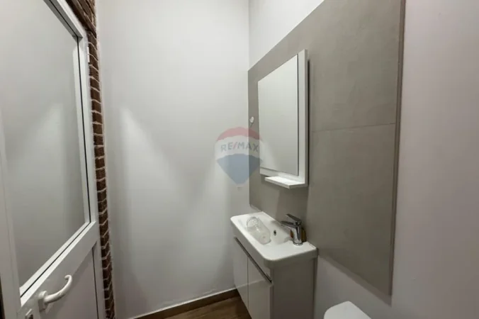 Tirane, jepet me qera ambjent biznesi Kati 0, 36 m² 350 € (Mangalem)