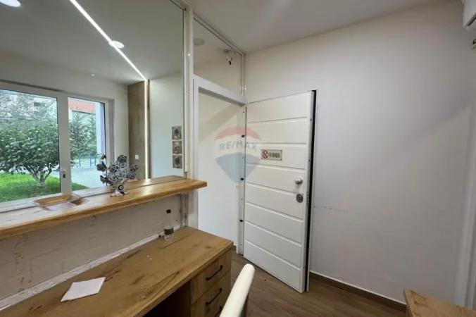 Tirane, jepet me qera ambjent biznesi Kati 0, 36 m² 350 € (Mangalem)