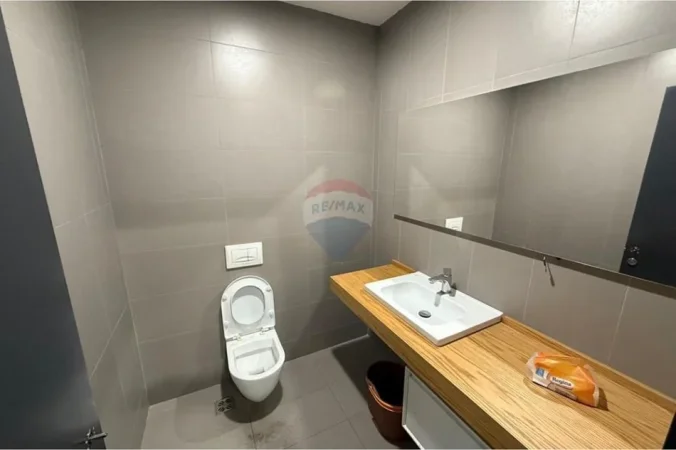 Tirane, jepet me qera zyre Kati 1, 85 m² 1.110 € 