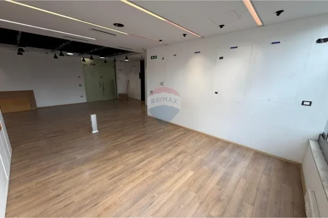 Tirane, jepet me qera zyre Kati 1, 85 m² 1.110 € 