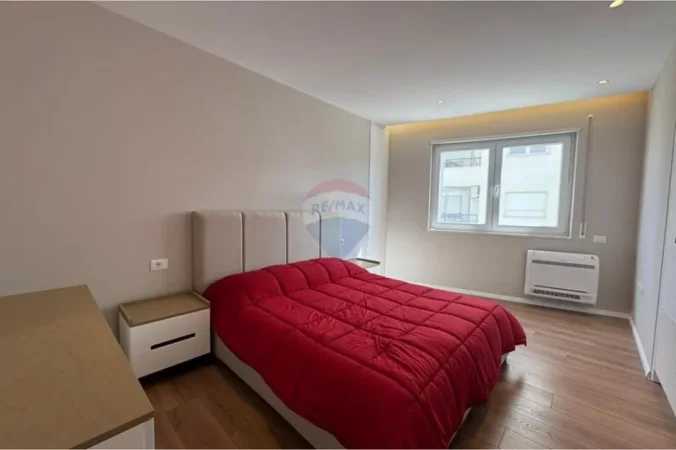 Tirane, jepet me qera apartament 2+1+Ballkon Kati 4, 89 m² 1.000 € (Mine Peza)