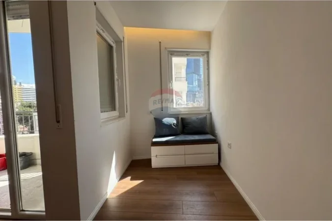 Tirane, jepet me qera apartament 2+1+Ballkon Kati 4, 89 m² 1.000 € (Mine Peza)