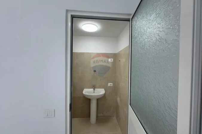 Tirane, jepet me qera ambjent biznesi Kati 0, 39 m² 900 € (Mine Peza)