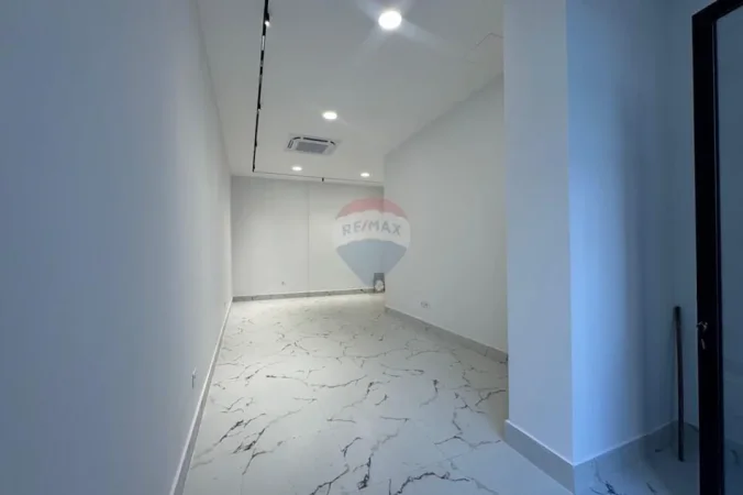 Tirane, jepet me qera ambjent biznesi Kati 0, 39 m² 900 € (Mine Peza)