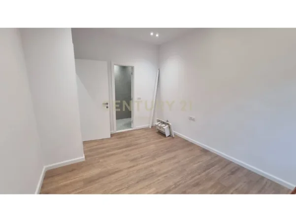 Tirane, shes apartament 2+1 Kati 1, 95 m² 200.000 € (Kopshti Zoologjik)