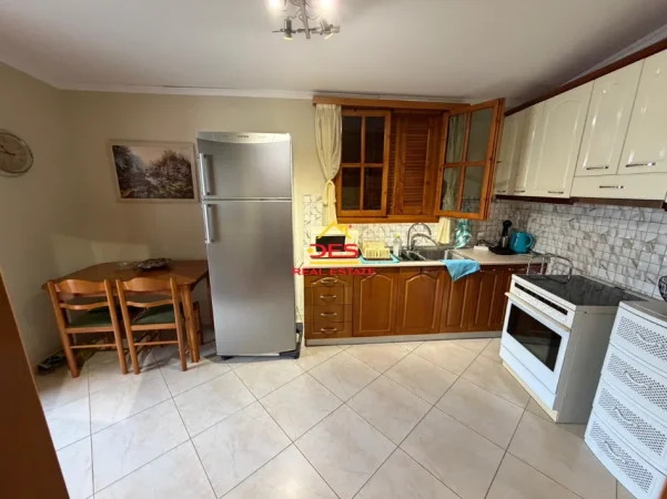 Vlore, jepet me qera apartament 1+1+Ballkon Kati 0, 80 m² 450 € (Rruga Geshat Osmani)
