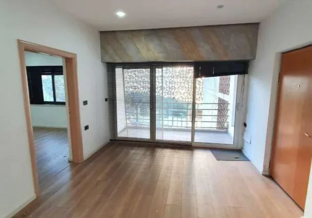 Tirane, jepet me qera zyre Kati 3, 80 m² 1.000 € (RRUGA VASO PASHA)