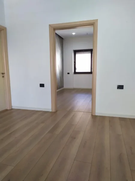 Tirane, jepet me qera zyre Kati 3, 80 m² 1.000 € (RRUGA VASO PASHA)