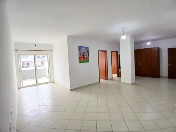 Tirane, jepet me qera apartament 2+1+Ballkon Kati 7, 102 m² 400 € (Eko market yzberisht)