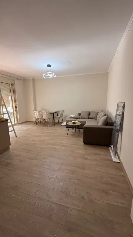 Tirane, jepet me qera apartament 1+1 Kati 2, 67 m² 500 € (astir)