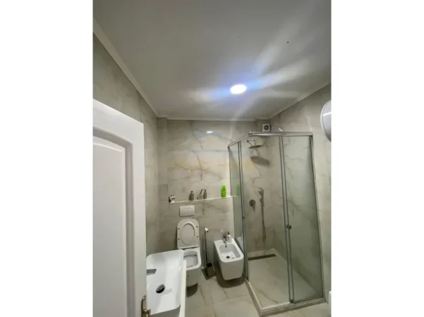 Tirane, jepet me qera apartament 2+1 Kati 3, 108 m² 1.000 € (Qender)